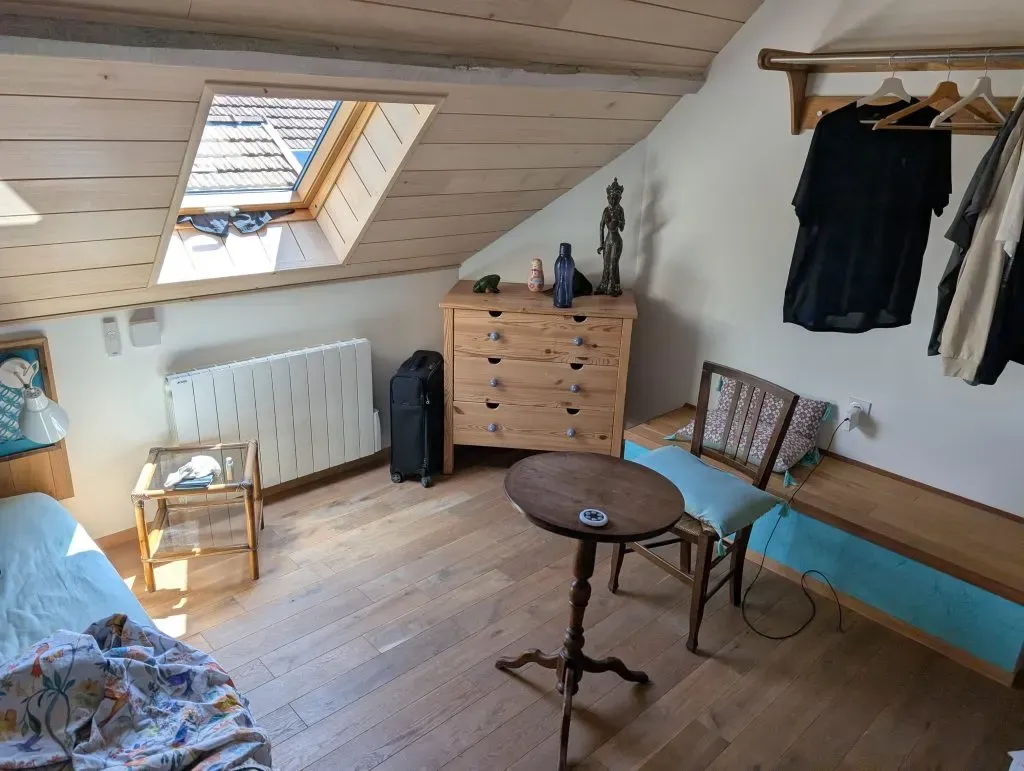 Ausweicharbeitsplatz in der Dachkammer des Hauses