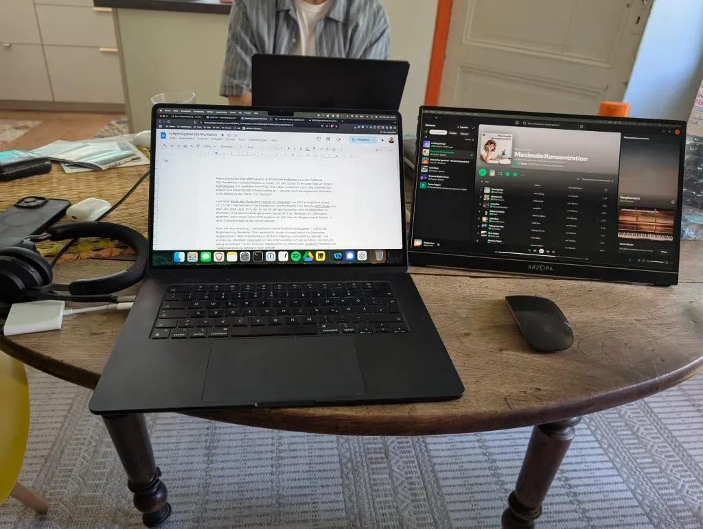 Gemeinsames Arbeiten an Laptops am Küchentisch