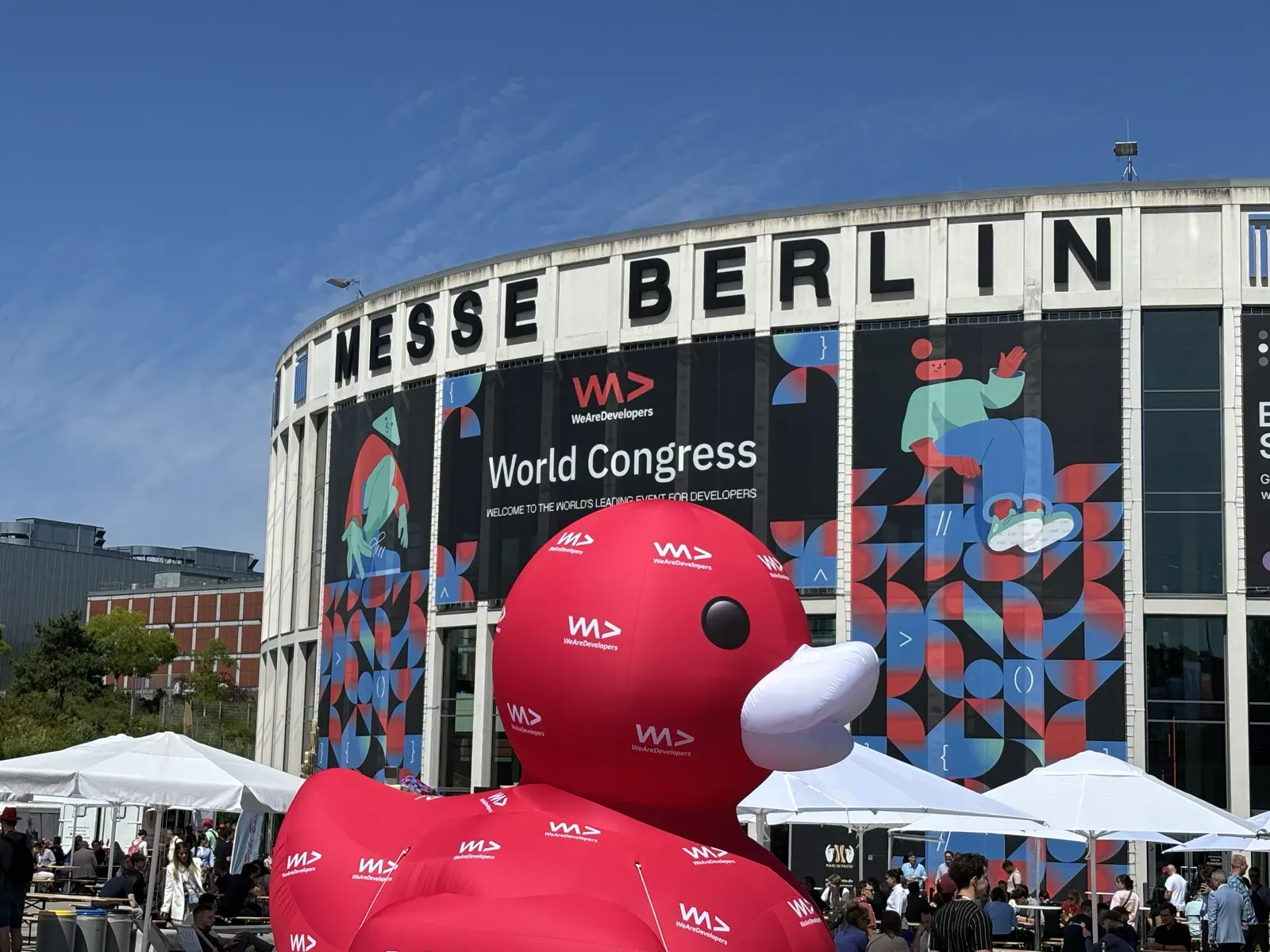 Riesige aufblasbare rote Gummiente mit WeAreDevelopers-Logos vor dem Eingang der Messe Berlin