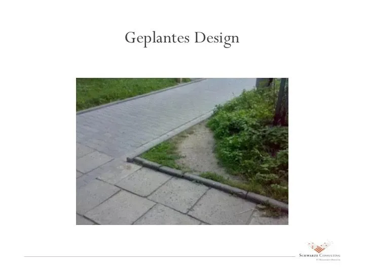 Metapher 'Geplantes Design': ein gepflasterter Weg, neben dem sich ein abgelaufener Trampelpfad als tatsächlich genutzte Route gebildet hat