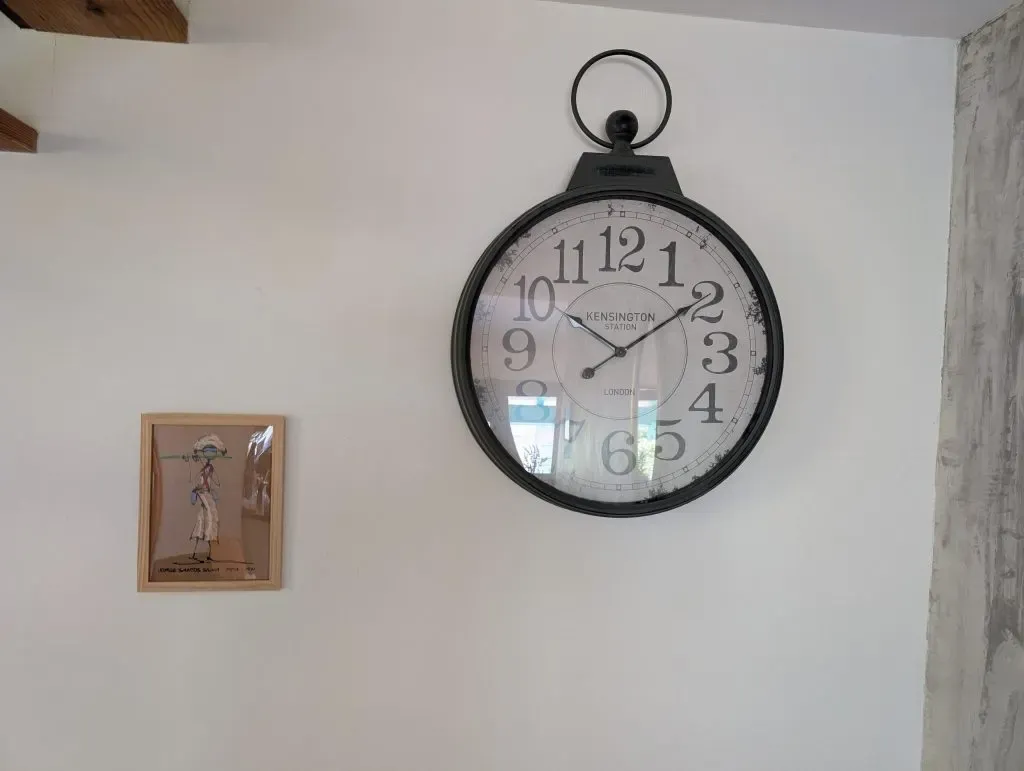 Eine große Wanduhr im Haus in Lacanau