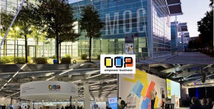 Eine Übersicht verschiedener Perspektiven auf die OOP2026. Oben sieht man den Veranstaltungsort, das Münchner MOC, von außen. Unten links ein Blick in den Vorraum zur Konferenz, wo auch die Aussteller-Bereiche sind. Und rechts ein Blick auf die Bühne der Eröffnungsansprache. In der Mitte das Logo der OOP mit dem Schridtzug "empower business".