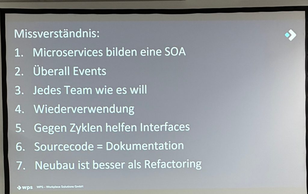 Bild mit einer Liste der 8 Missverständnisse zu Softwarearchitektur