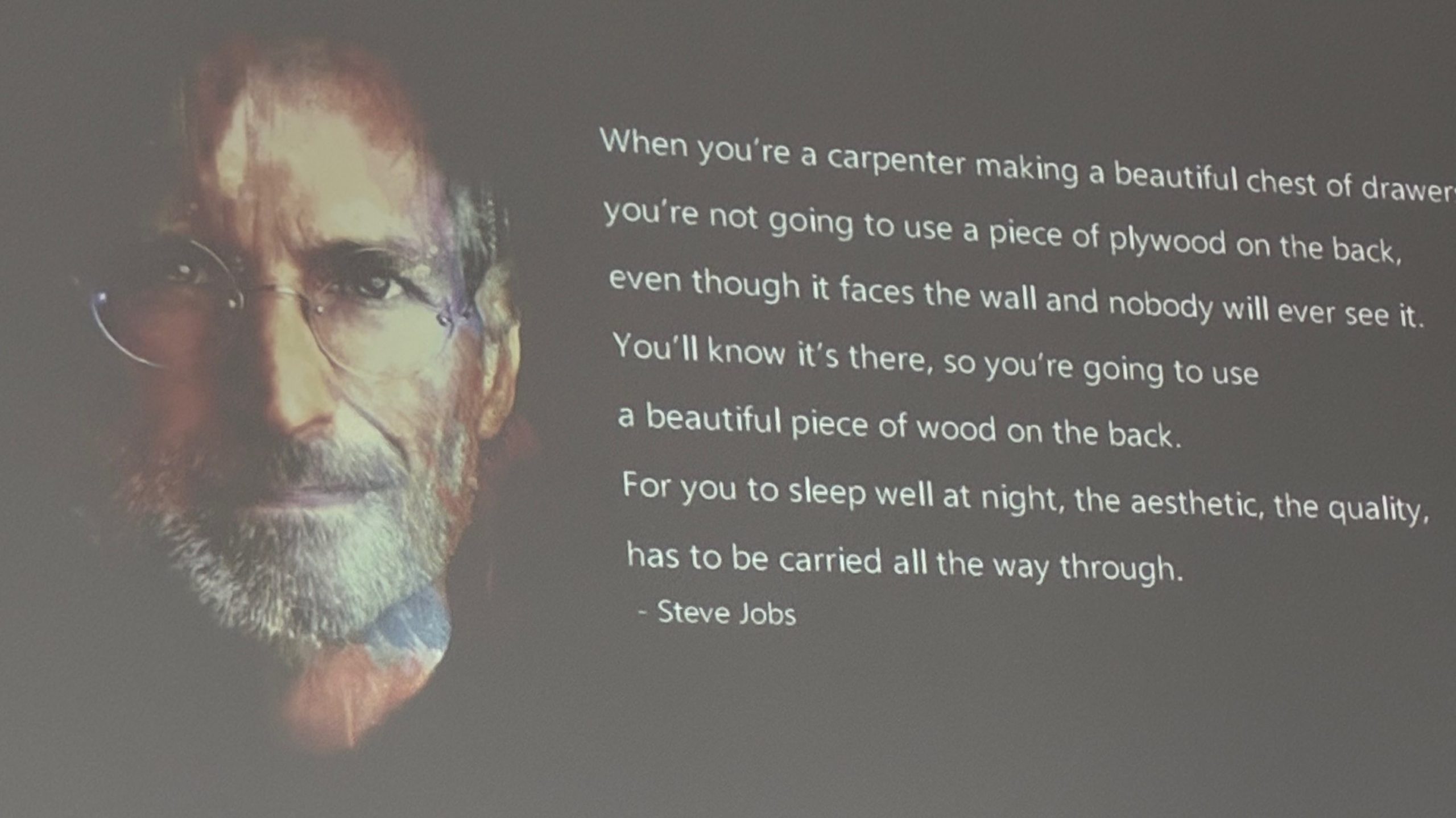 Ein Bild von Stephen Jobs mit dem Zitat daneben.